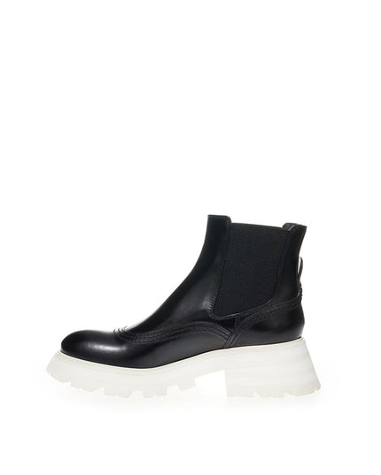 Alexander McQueen Elegant Leather Boots in Timeless Black