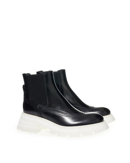 Alexander McQueen Elegant Leather Boots in Timeless Black